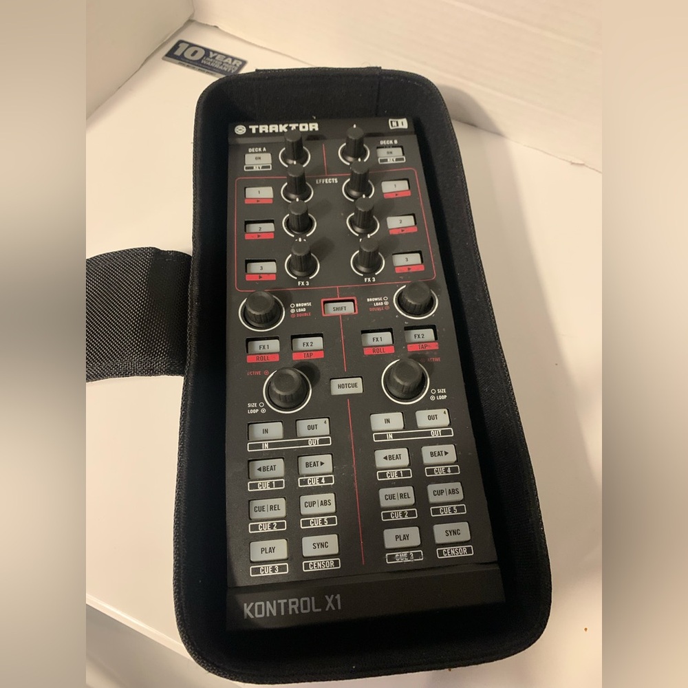 Native Instruments Traktor X1 DJ Controller with Case - Picture 6 of 7